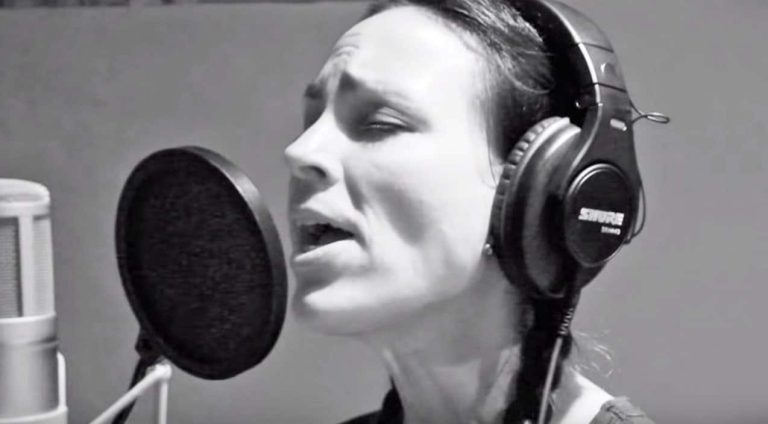 Revisit Joey Feek’s Stunning Version Of “Amazing Grace”
