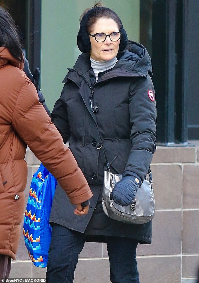Scarface star who acted with Tom Cruise and Kevin Costner is seen on the NYC subway aged 67… who is she?